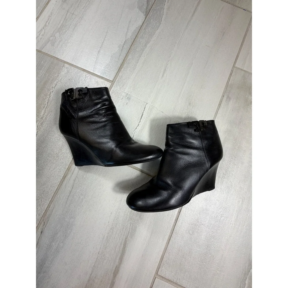 Tory Burch Black Leather Wedge Ankle Boots Gold Logo Size 9M 32158696